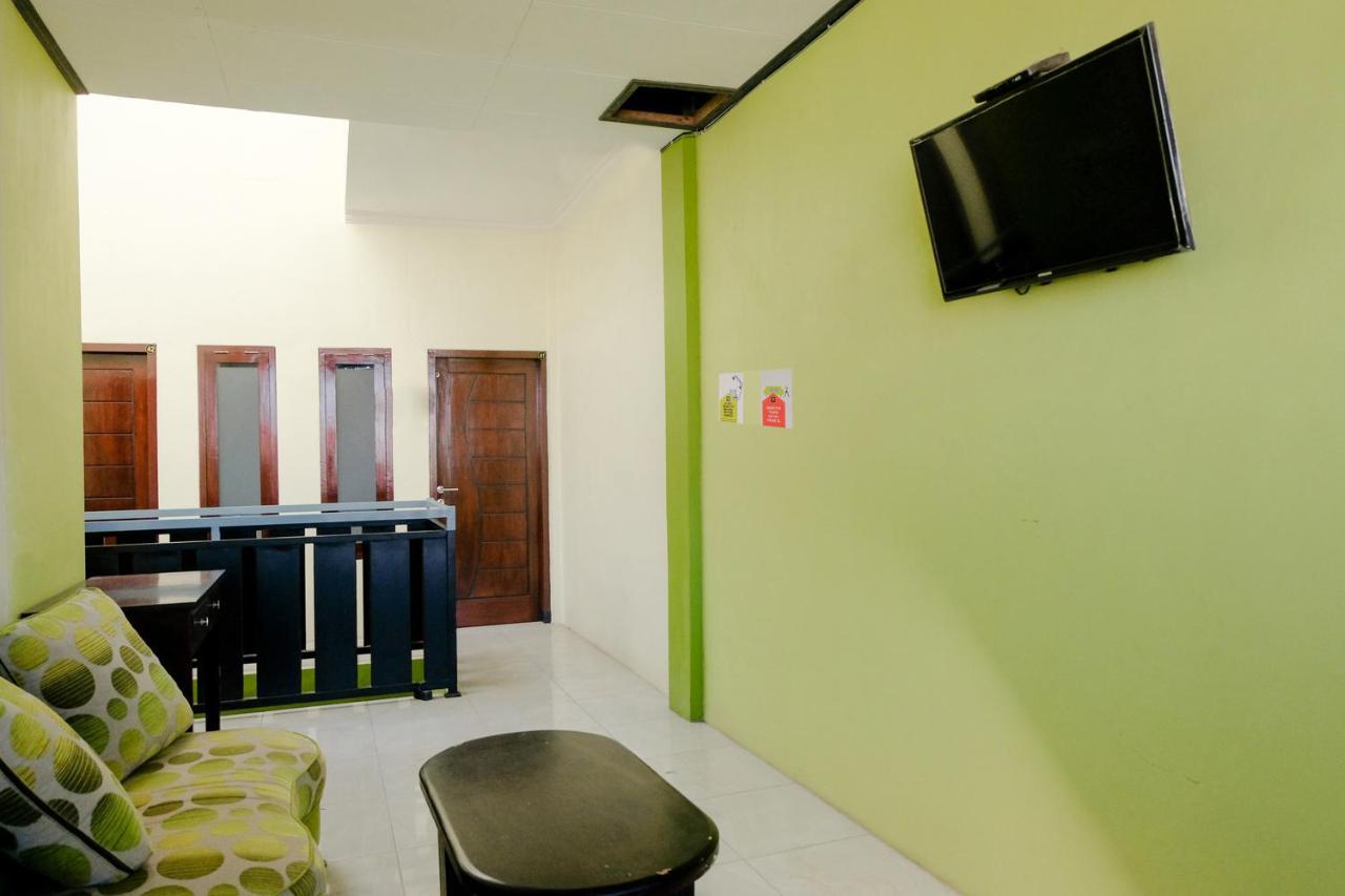 בניוואנגי Zulfina Homestay Syariah Mitra Reddoorz מראה חיצוני תמונה