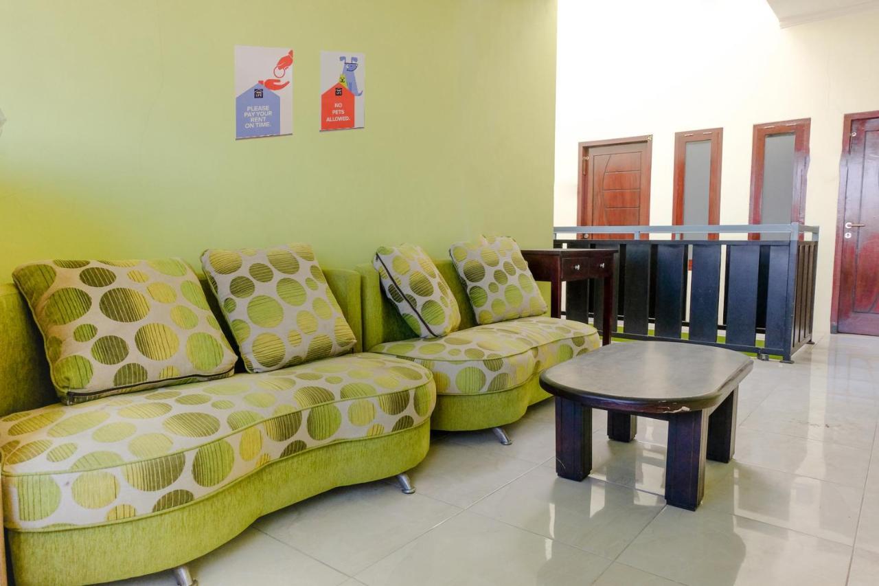 בניוואנגי Zulfina Homestay Syariah Mitra Reddoorz מראה חיצוני תמונה