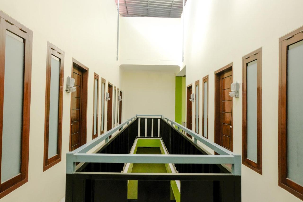 בניוואנגי Zulfina Homestay Syariah Mitra Reddoorz מראה חיצוני תמונה