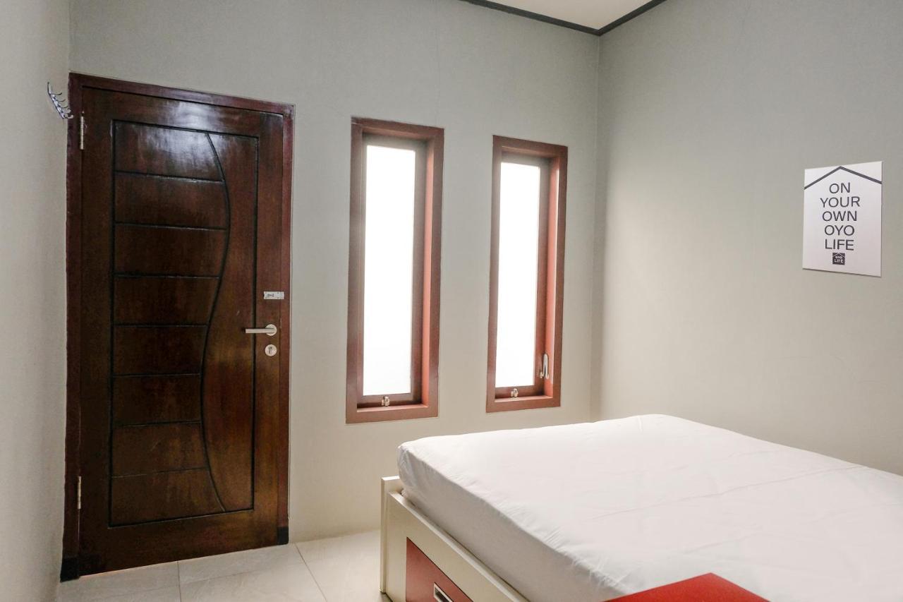 בניוואנגי Zulfina Homestay Syariah Mitra Reddoorz מראה חיצוני תמונה